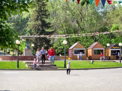 В Камышине главными участниками празднования Первомая в парке Комсомольцев-добровольцев стали дети (ВИДЕО)