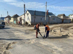 В Камышине городская администрация показала, как она латает улицу Кубанскую