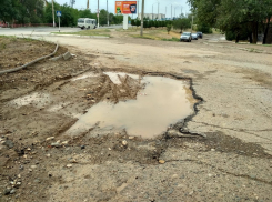 В Камышине асфальтовые латки уплывают с улиц вместе с дождевыми потоками 