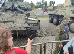 Тюльпаны, невесты, выпускники - и подбитые уродины с фронта: на Поклонной горе в Москве победно и немного жутко «соседствует» цветущая весна с войной....