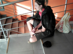 Камышане обсуждают в соцсетях молодого нищего, сидящего на ступеньках торгового центра