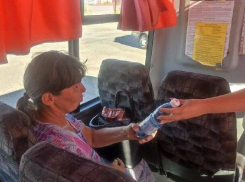 В Камышине в муниципальных автобусах хоть нет кондиционеров, но стали раздавать воду пассажирам в жару