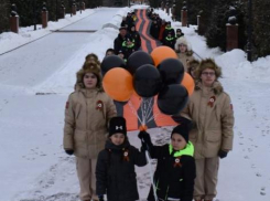 Юные камышане пронесли по Аллее Героев 35-метровую Георгиевскую ленту в память о Дне воинской славы и снятии блокады Ленинграда