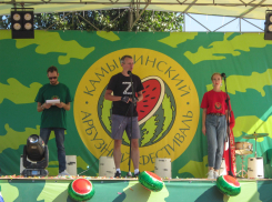 Депутат камышан в Госдуме Алексей Волоцков решил подарить телевизор в качестве личного приза победителям парада малышей на Арбузном фестивале