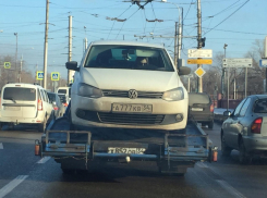 Дама-водитель прокатилась за рулем автомобиля, транспортируемого эвакуатором