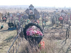 В преддверии Пасхи в Камышине стали предлагать коммерческую услугу по уборке могил