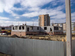 Строители нового детсада в восьмом микрорайоне Камышина «закрепились» на втором этаже