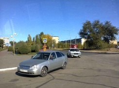 В Камышине водители «опробовали» вновь заасфальтированный участок дороги на улице Некрасова, пренебрегая ПДД