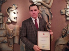 Молодой артист Камышинского драмтеатра Евгений Черепанов - обладатель губернаторской стипендии в 3 тысячи рублей ежемесячно