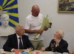 На торжества по случаю 100-летнего юбилея ветерана войны первые лица Камышина прибыли с букетами и легким пренебрежением к дресс-коду
