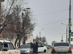 В Камышине на «Молодежке» произошла авария: «Мерседес» столкнулся с «Киа Рио»