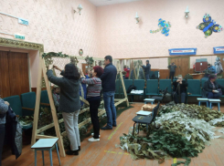 В Камышинском районе жители плетут маскировочные сети в танцевальном зале сельского ДК и верят в близкий  вальс победы