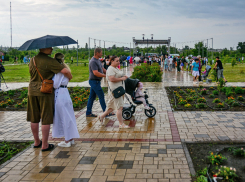 В Камышине сразу 7 воспитателей и других специалистов детсадов получили по 100 тысяч от губернатора