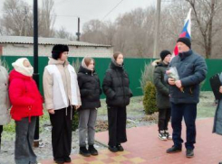 В селе Умет Камышинского района к скромному мемориалу земляки героев принесли цветы