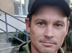 Сегодня от отцовского дома в селе Камышинского района проводят в последний путь бойца СВО Алексея Влазнева