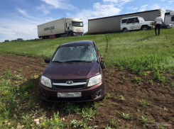 На московской трассе водитель грузовика заснул за рулем, «влепился» в «Ладу Гранту» и отправил ее пассажирку к хирургам