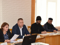 В администрации Камышина межнациональные отношения обсудили в лирическом ключе