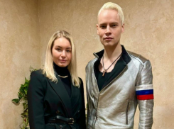 Кто она - элегантная блондинка, которая стала особой гостьей SHAMANа на концерте в Волгограде?