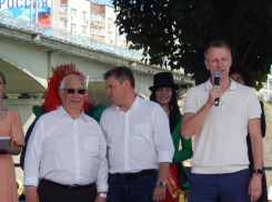 Глава Камышина Станислав Зинченко принялся лично заранее зазывать гостей на Арбузный фестиваль