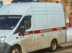 На трассе между Камышином и Волгоградом отечественная легковушка влетела в опору: двое в больнице