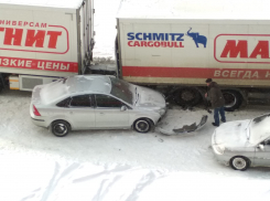 В Камышине на 3-м городке на нечищеных проездах опасно не разъехались «магнитовская» фура и иномарка