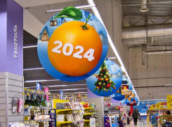 Магазины начали украшать витрины и залы к Новому году, но камышанам не до радости из-за взлета цен