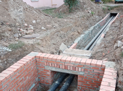 В Камышине на улице Титова коммунальщики меняют одну из самых ненадежных теплотрасс