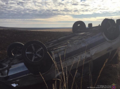 38-летний водитель на сельской дороге опрокинул машину на крышу и скончался на месте