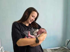 Волгоградка родила четвертого ребенка: малышку пришлось спасать врачам 