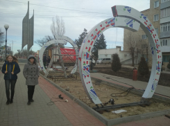 В Камышине на улице Терешковой, где только что демонтировали старые конструкции «сердец любви», уже устанавливают новые