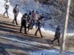 15-летний подросток в наручниках, вокруг толпа оперативников: следственные действия с подозреваемым в убийстве матери, - «Блокнот Волгограда» (ВИДЕО)
