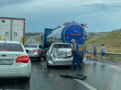 Жутковатая «каша» из столкнувшихся фур и легковушек отправила к медикам взрослых и подростков в Волгоградской области