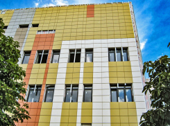 В Камышине новую поликлинику на улице Советской оперативно одевают в облицовочную плитку