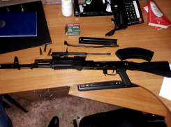 Желая потрясти гостей, именинник решил пальнуть из автомата у кафе