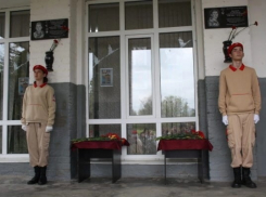 В городе Петров Вал Камышинского района на здании школы установили мемориальные доски двум выпускникам, геройски погибшим в спецоперации