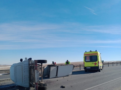Влетел в отбойник и перевернулся: шок-ДТП на федеральной трассе в Волгоградской области 26 февраля