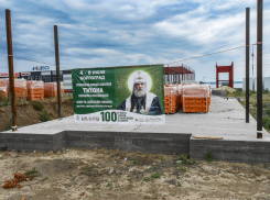 Полотнище с духовной рекламой растянули в Камышине на известной стройке