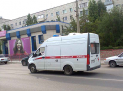 В Камышине рабочий сорвался с промышленного чердака и скончался на месте