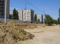 В Камышине мусор загорелся на крыше бывшего общежития на улице Ленина