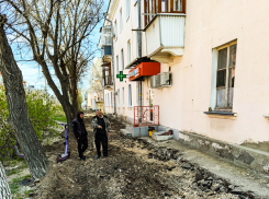 «Дошли наши молитвы до Бога!»: в Камышине начали обновлять искореженный тротуар на улице Молодежной, жители счастливы