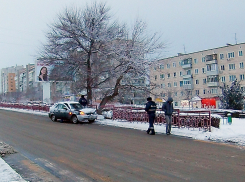 В Камышине с утра на спуске по улице Некрасова водитель «двенадцатой» «вильнул» и пробил ограждение Сиреневого бульвара