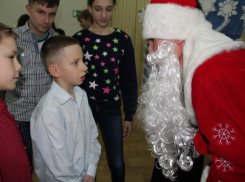 Камышинским полицейским шапки и бороды Дедов Морозов оказались к лицу