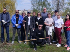 В Камышине депутаты гордумы показали себя и мешки на субботнике