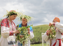 Сегодня сельский клуб в Елшанке приглашает камышан на праздничные гулянья по случаю Святой Троицы
