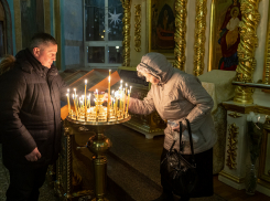 Губернатор Андрей Бочаров в Рождество поставил свечи в храме Казанской иконы Божией Матери, приходил ли в храм глава Камышина Станислав Зинченко - неизвестно