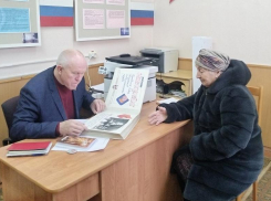 К спикеру Камышинской городской думы Владимиру Пономареву пришли люди - их жалобы слуга народа «послал» на контроль