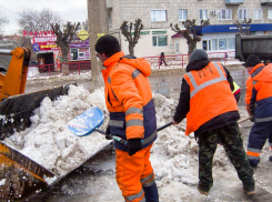 В Камышине рабочие МБУ «Благоустройство» вышли на уборку снега с центральных улиц