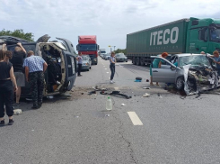 Под Камышином 23 июля два автомобиля столкнулись в лобовую, один лег от удара на бок