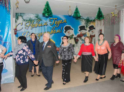 В Камышине ветераны-текстильщики водили новогодние хороводы