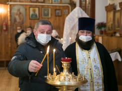 Волгоградский губернатор ночь перед Рождеством провел в храме